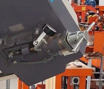 Hydro-mechaniczny system naciągu taśmy tnącej-Hydro-mechanic blade tension